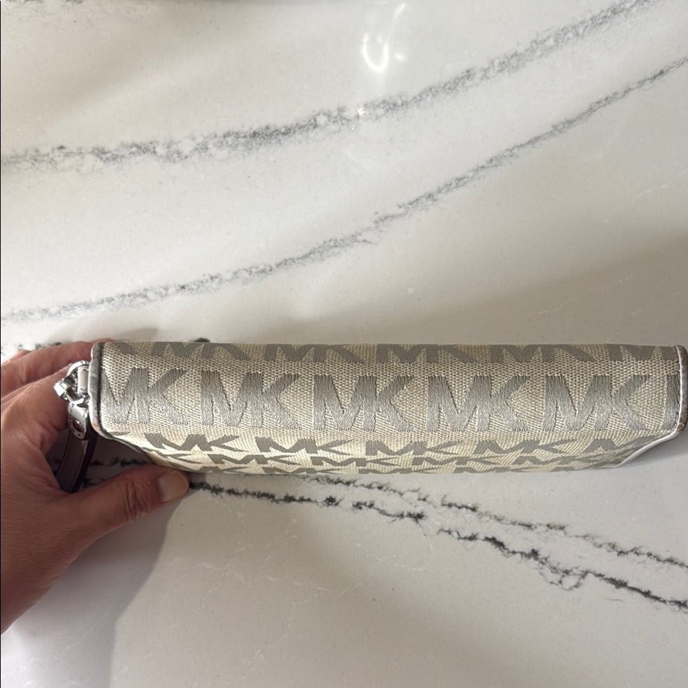 Michael Kors Jet Set Travel Continental Light Grey Logo Wristlet - Picture 8 of 12